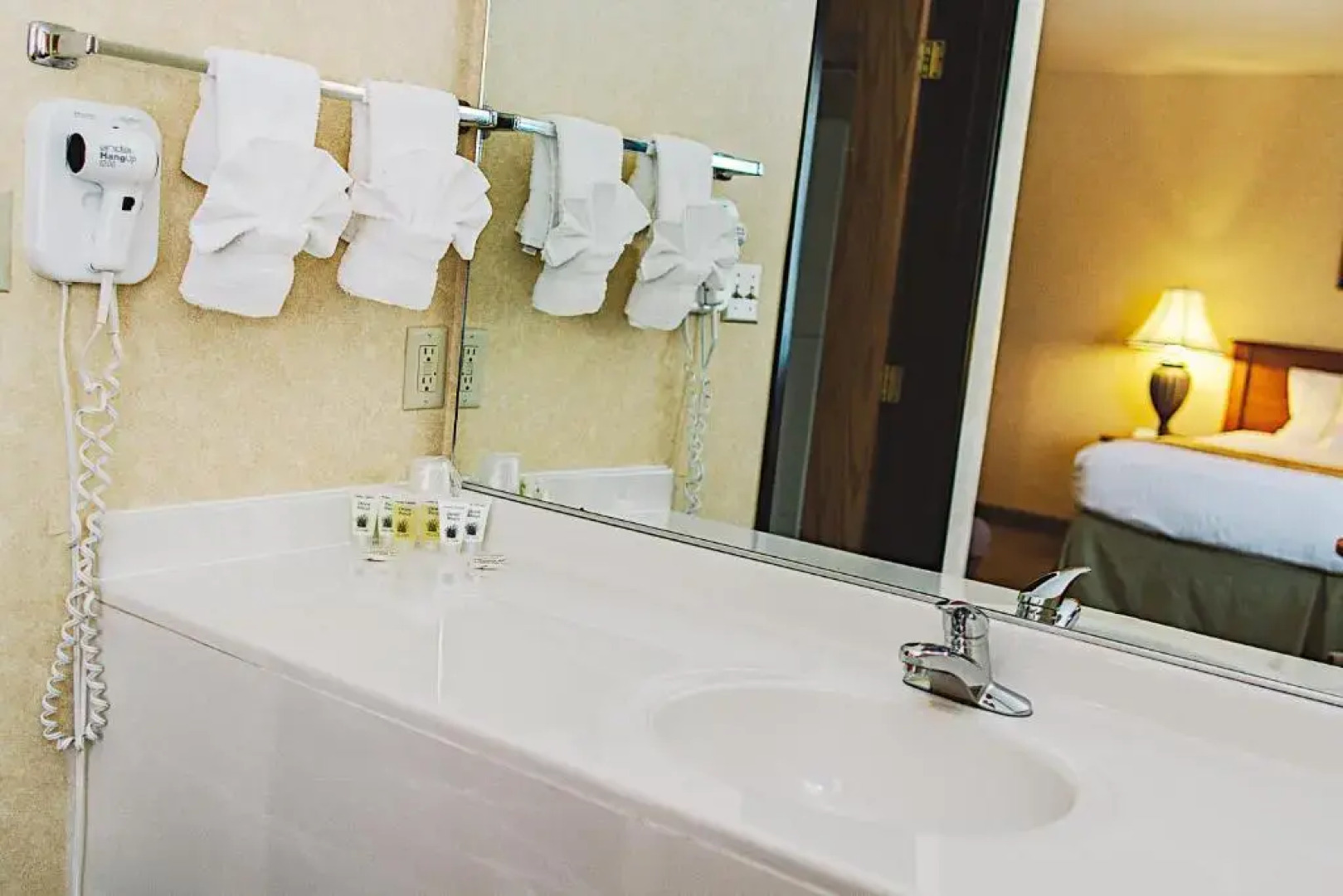 Lavissh Inn & Suites