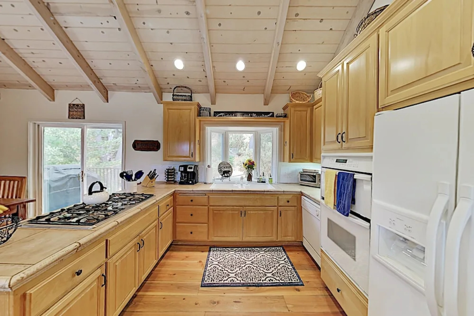 Bearfoot Lodge - Lake-view Escape W/ Private Decks 4 Bedroom Home