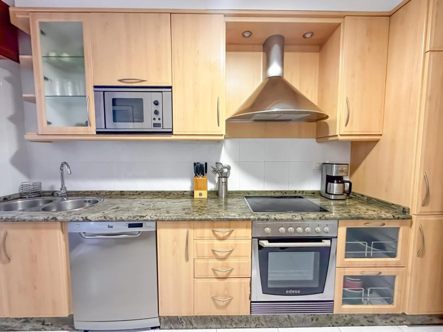 Apartamento completo, amplio, muy iluminado y con plaza de garaje incluida.