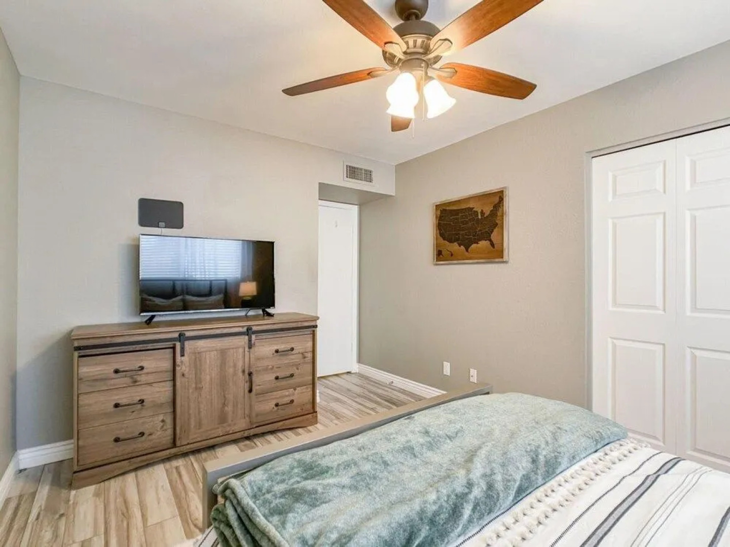 Glendale Charm by Casago