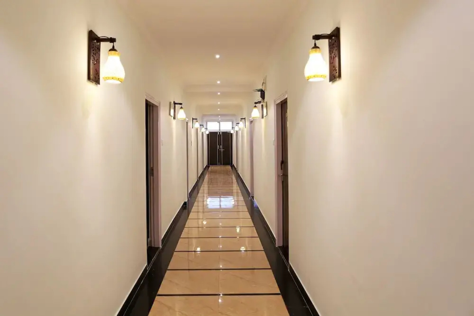 Townhouse OAK Hotel MP Inn