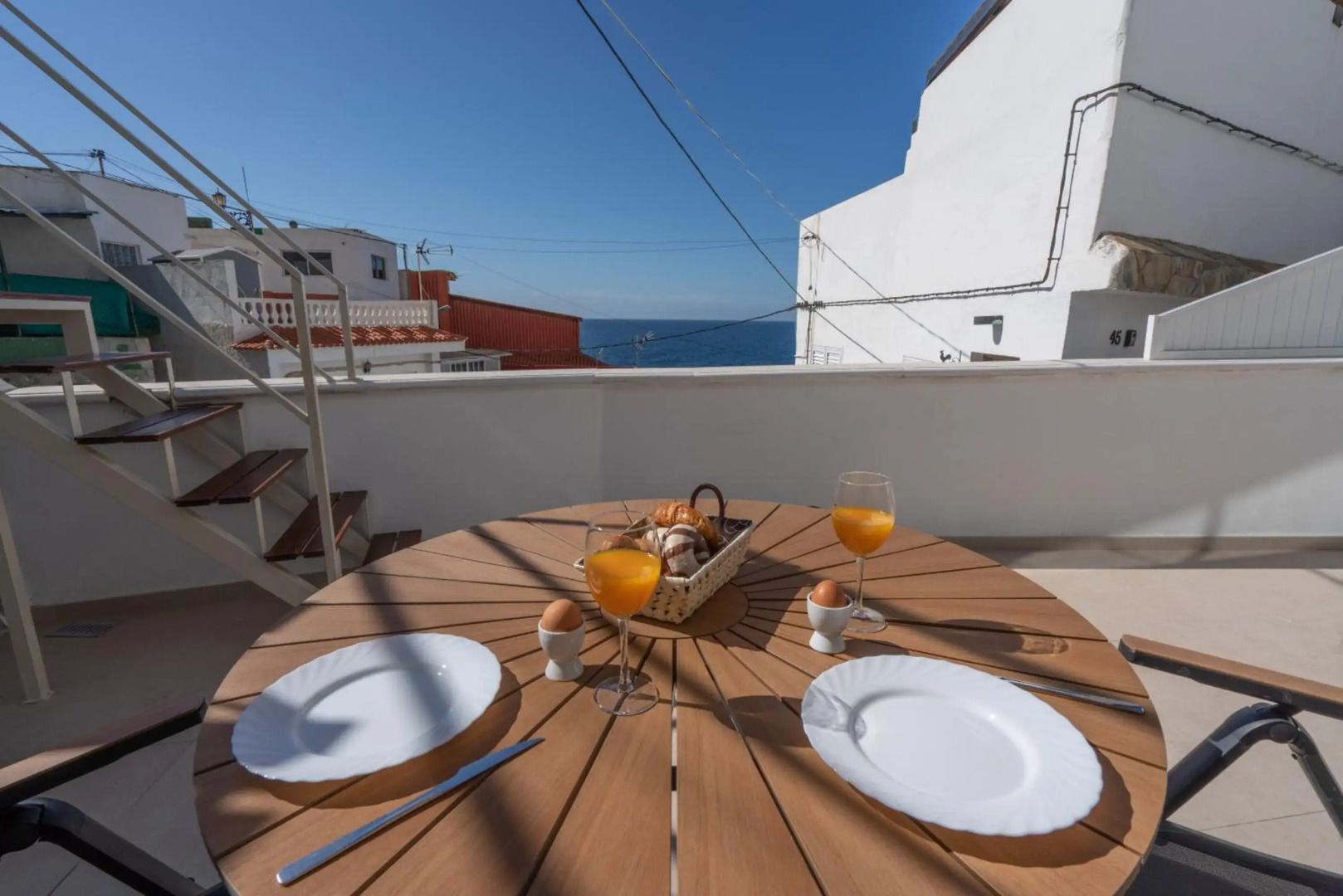 Spectacular Cave with two large terraces (70m2) by the sea