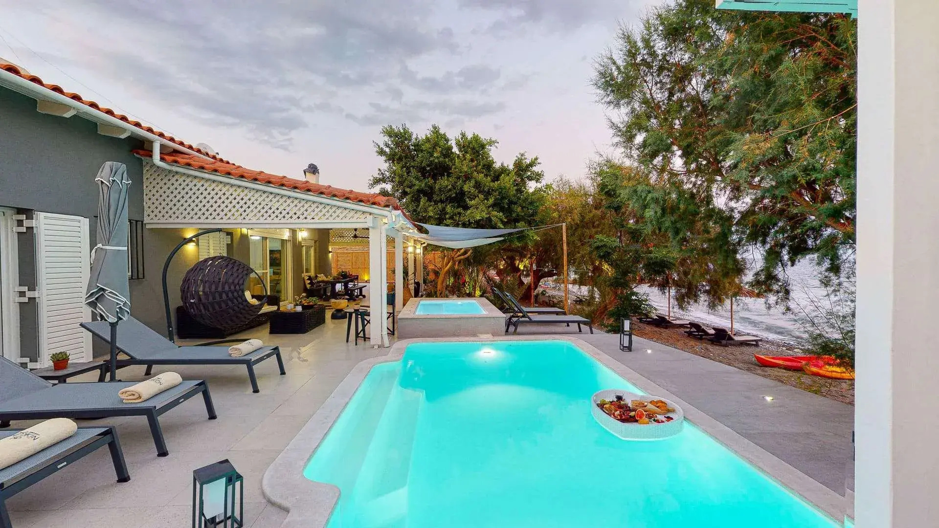 NIKKON LUXURY LIVING is a luxury private villa, in top of the sea.Enjoy LUXURY.