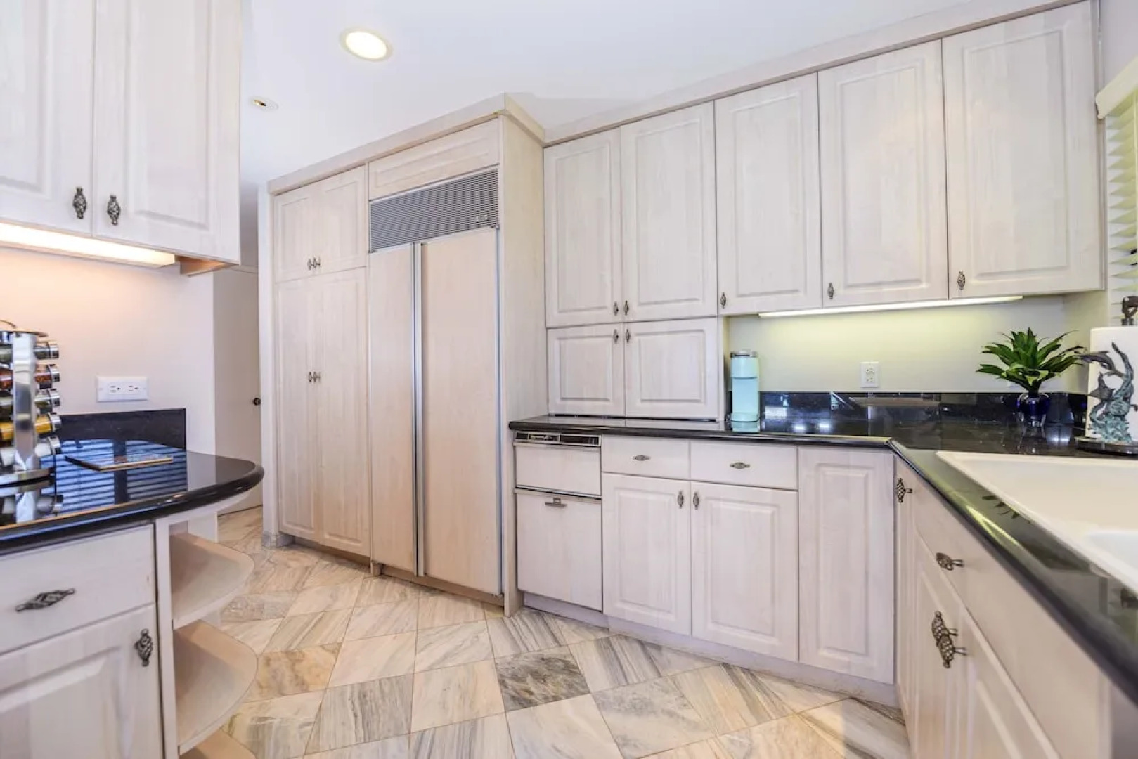 Noelani 401 OF 1 Bedroom, 2 Bath Condo by Redawning