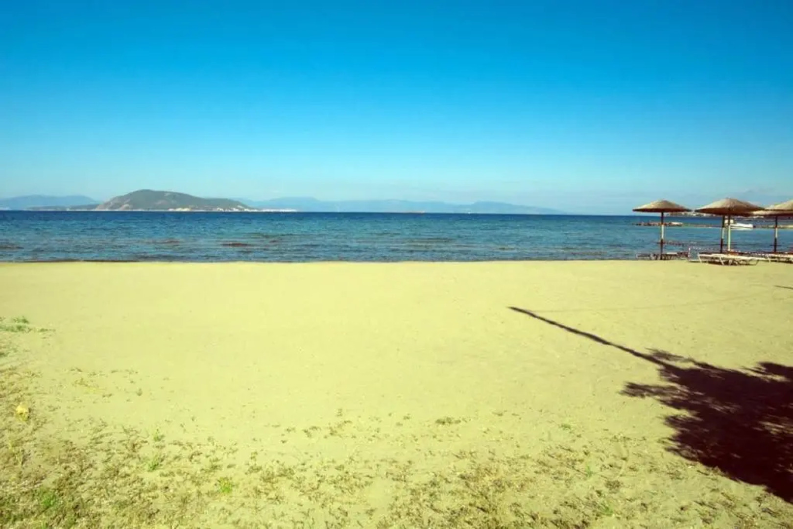 Apartment with sea view and balcony 60m from beach