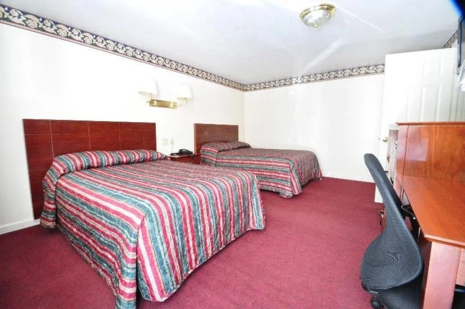 Chaplin Inn & Suites