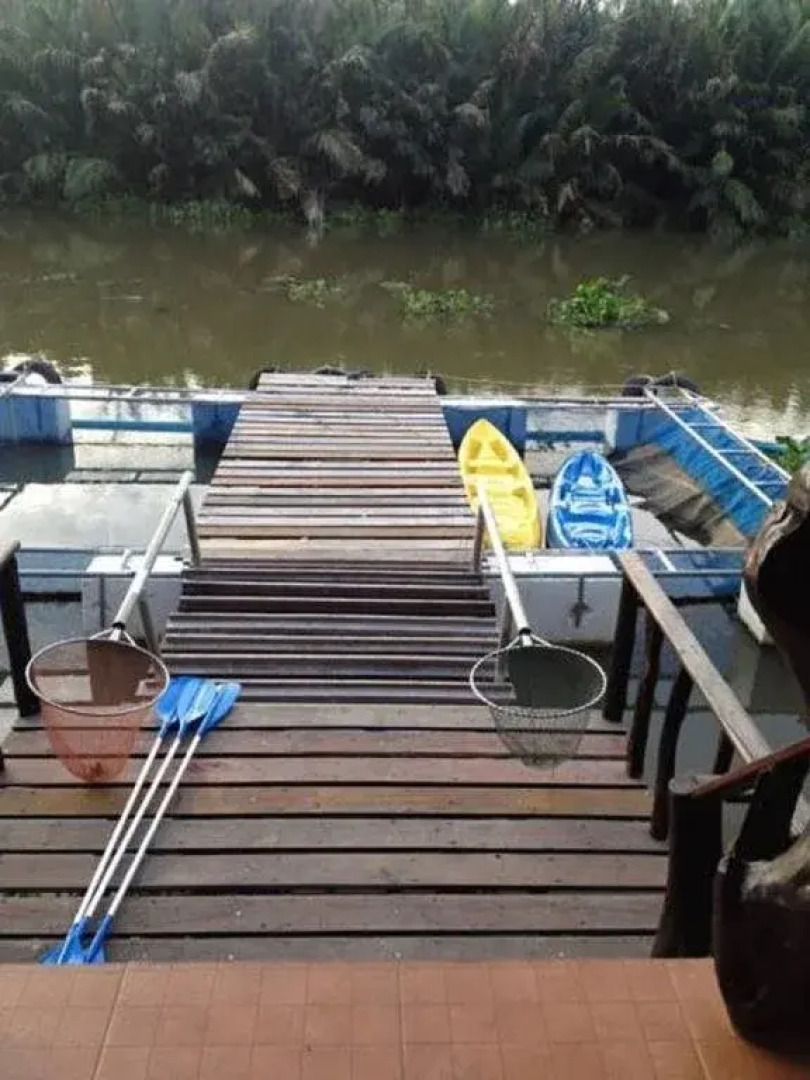 Floating Island Seafood & Resort