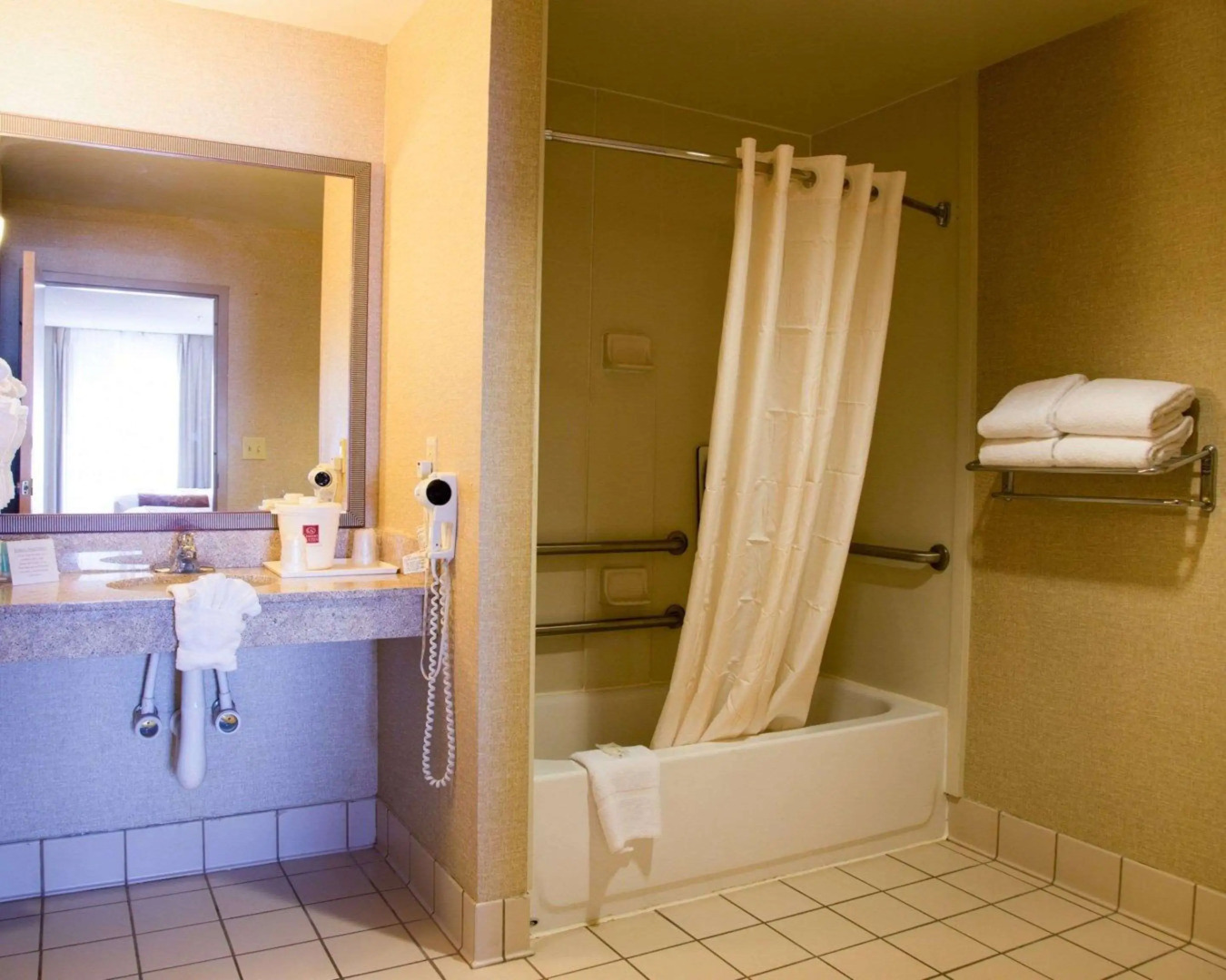 Comfort Suites Fultondale I-65 near I-22