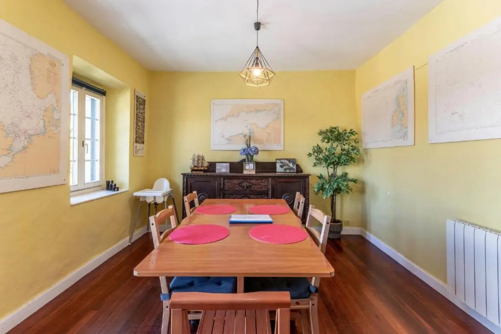 Antigua casa de escritor junto a la playa