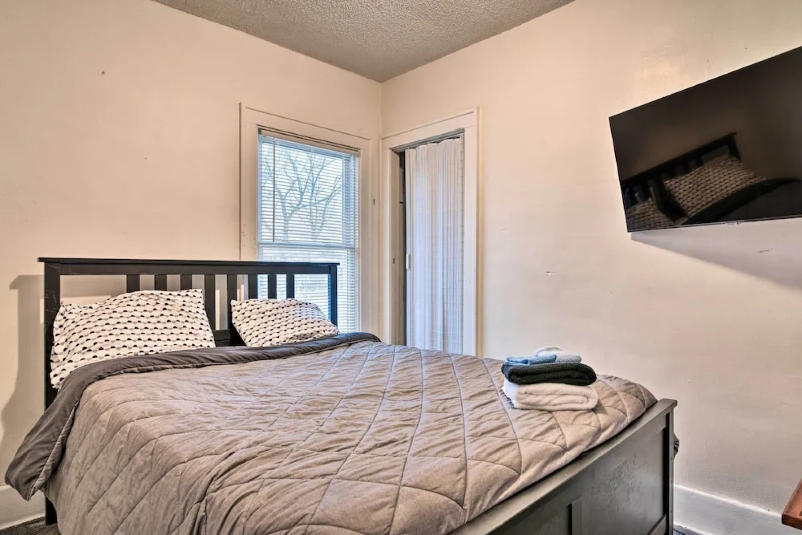 Awesome Detroit Apartment < 3 Mi to Midtown!
