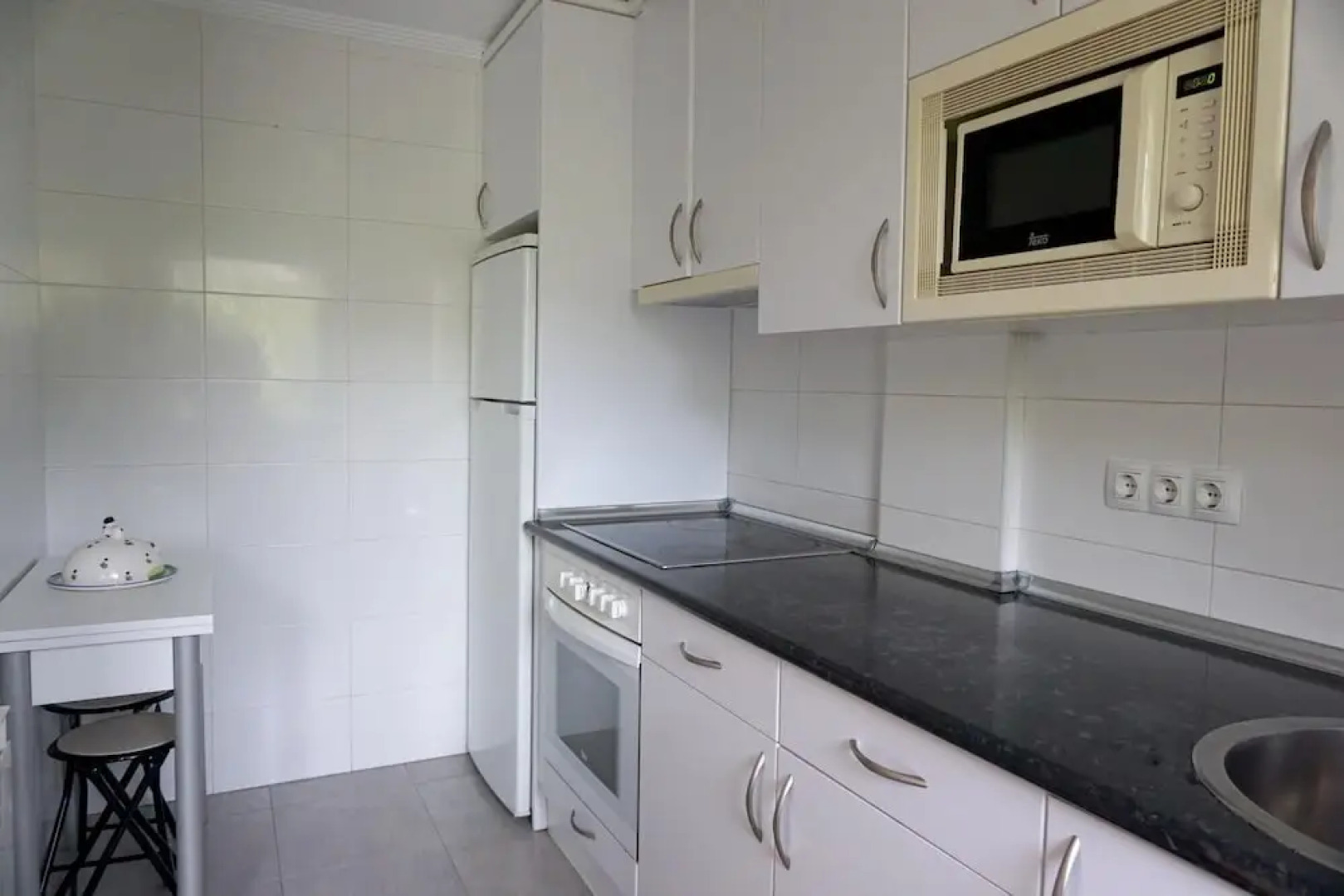 House With 2 Bedrooms in Cudón, With Enclosed Garden Near the Beach