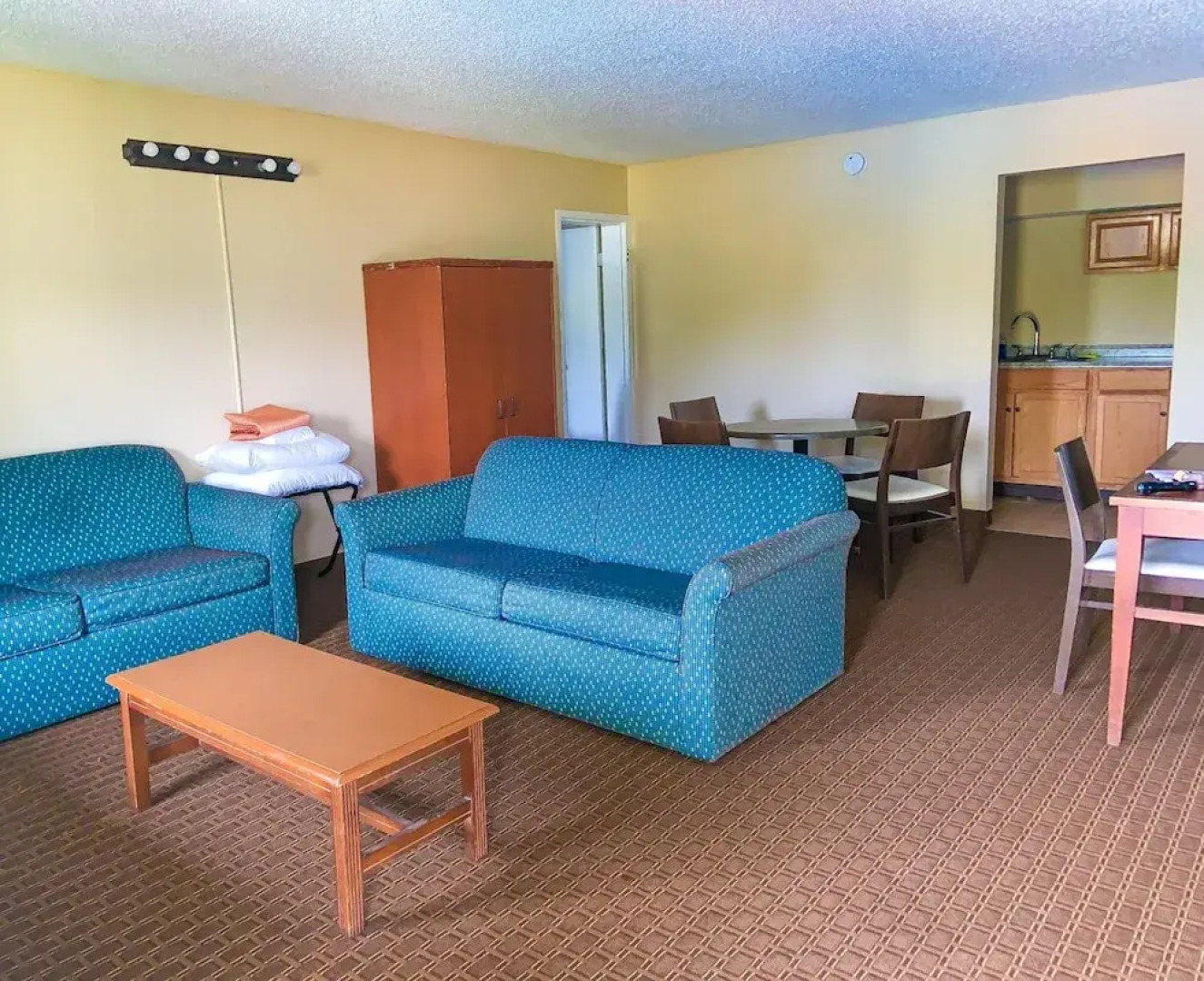 Red Carpet Inn & Suites