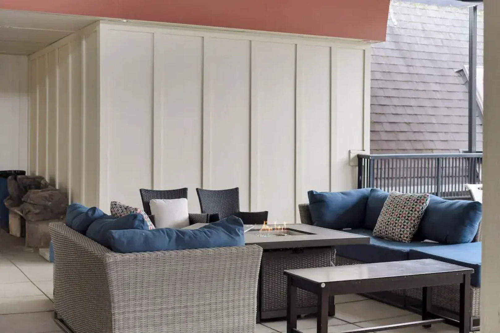 Lakefront Lux 2BR Symphony Of Comfort