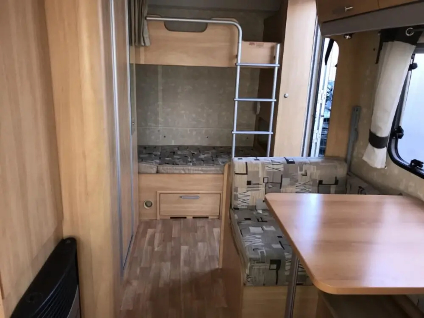 Stayzo Quiet Countryside Setting - Caravan View With Free Wi-fi in the Chiltern Hills