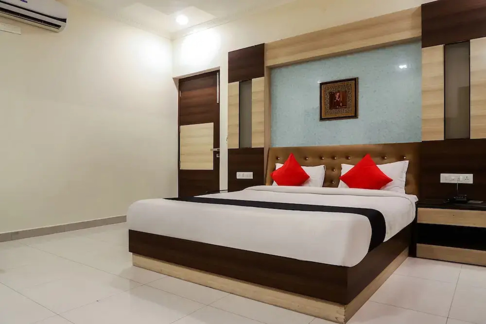 Capital O 48812 Kunwer Palace