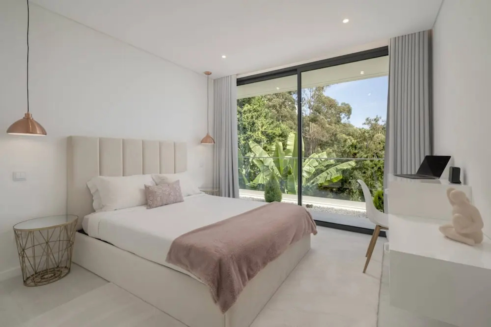 Sun, Pool and Comfort, The White House