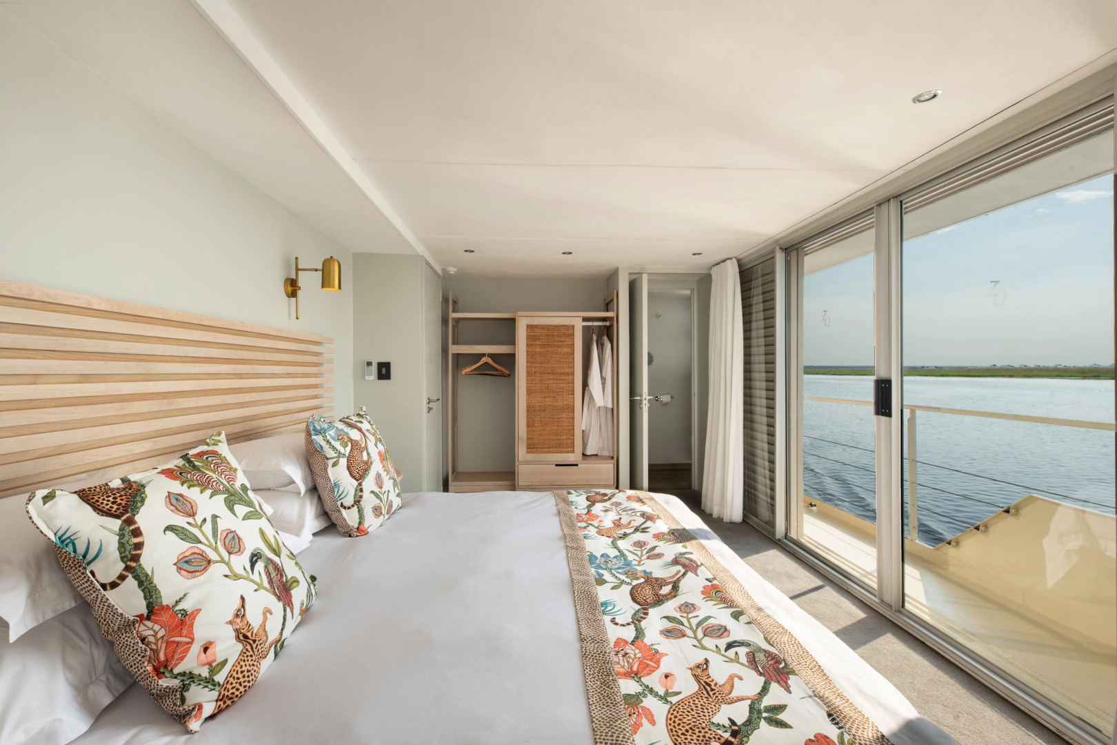 Zambezi Queen by Mantis