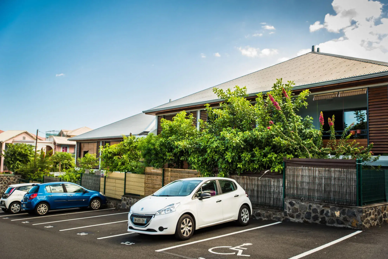 Appartement Kaza Logos