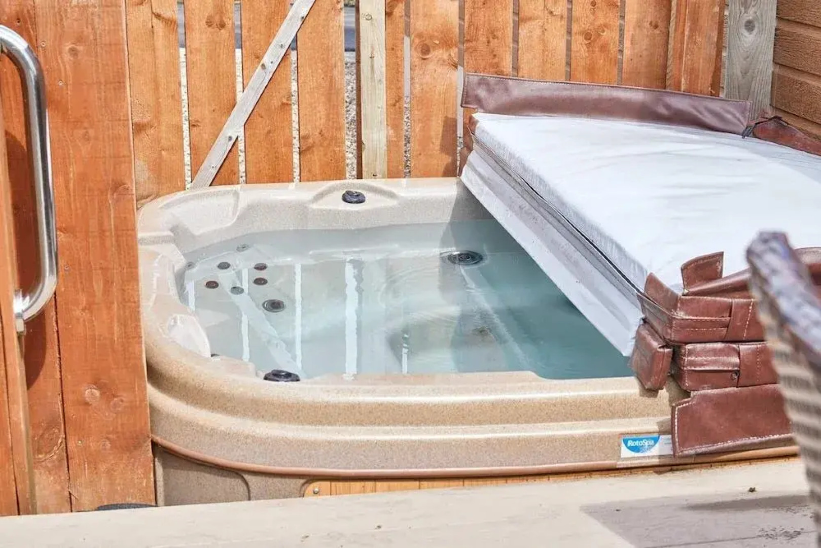 Host Stay Yolo Lodge