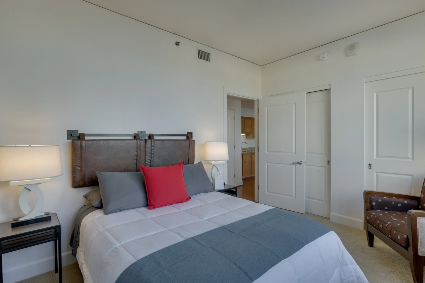 Modern, Upgraded Apartment - fast wifi and parking!