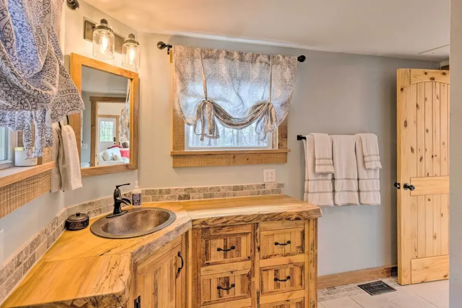 Hendersonville Cabin w/ Hot Tub, Views & Fire Pit!