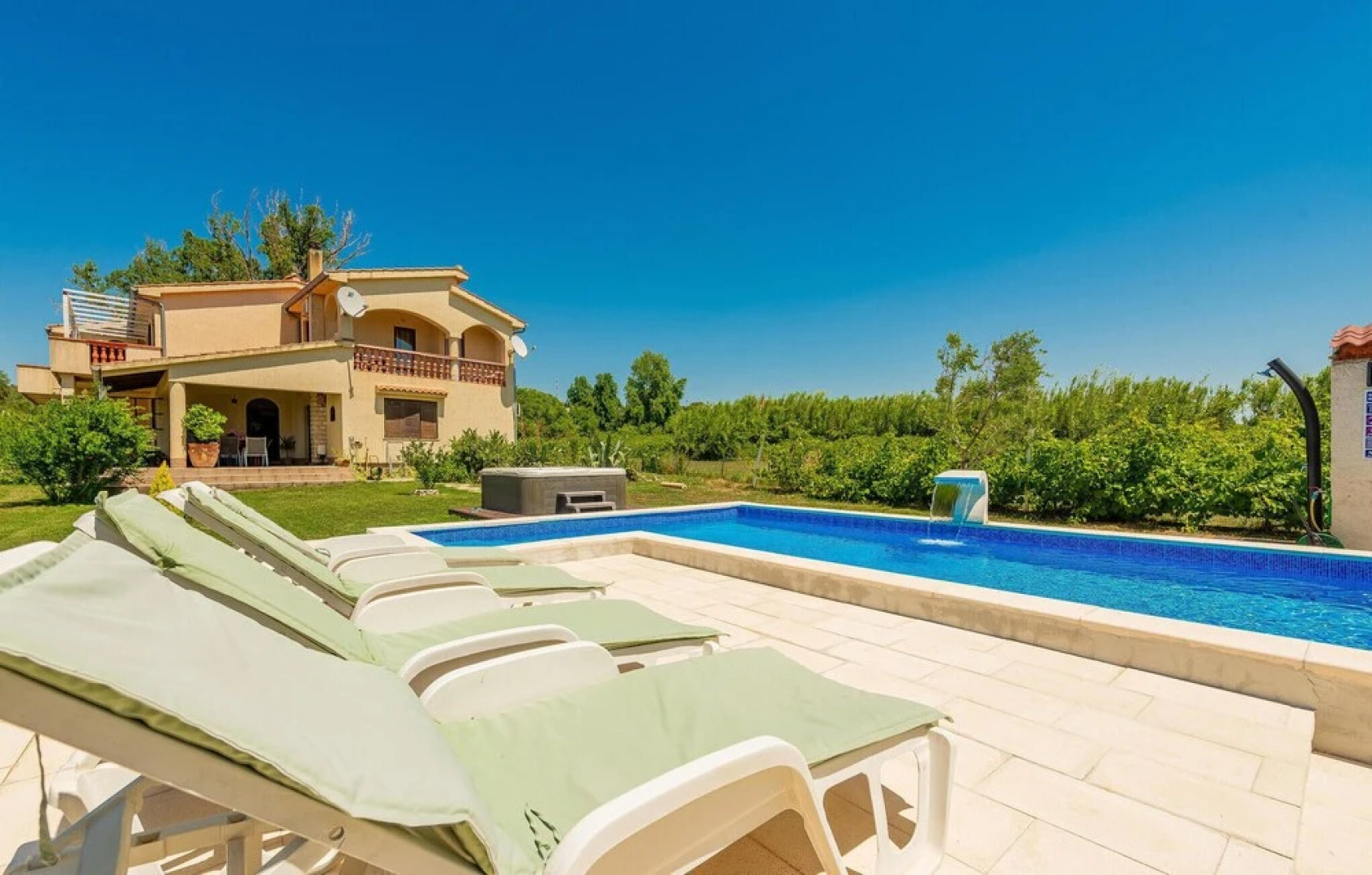 Nice Home in Ljubac with WiFi, 6 Bedrooms & Hot Tub