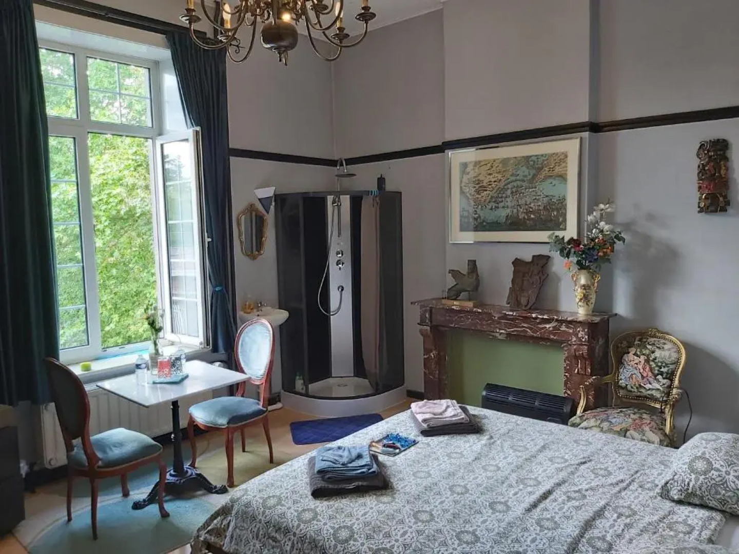 Château Lambert Hotel-Resto-Parking-Shuttle, a 1 ha green Oasis at 8 min from CRL Airport without any noise