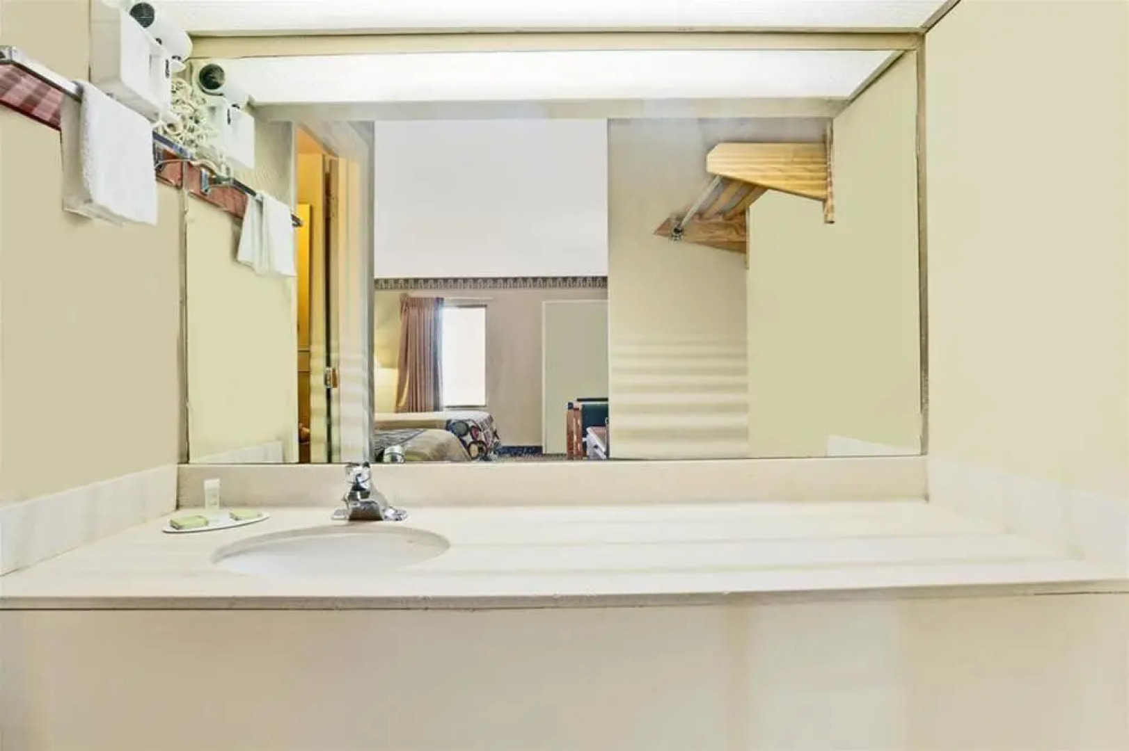 Red Carpet Inn & Suites