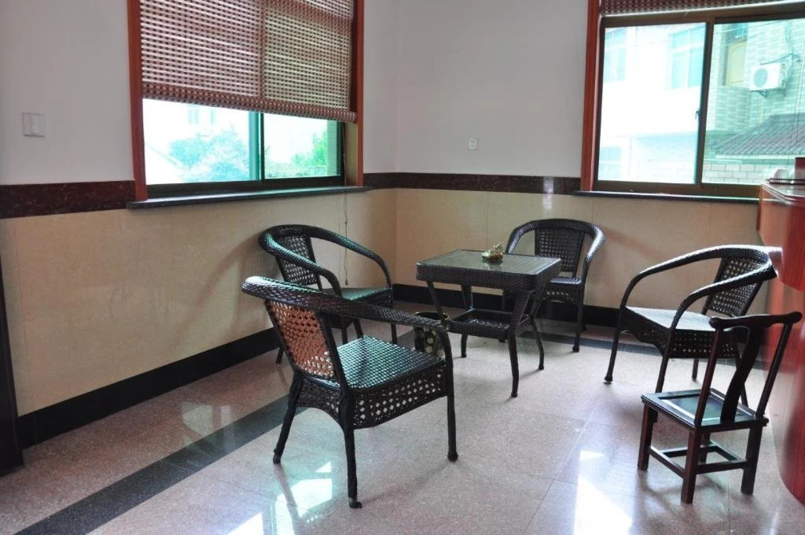 Tonglu Longyinju Hostel