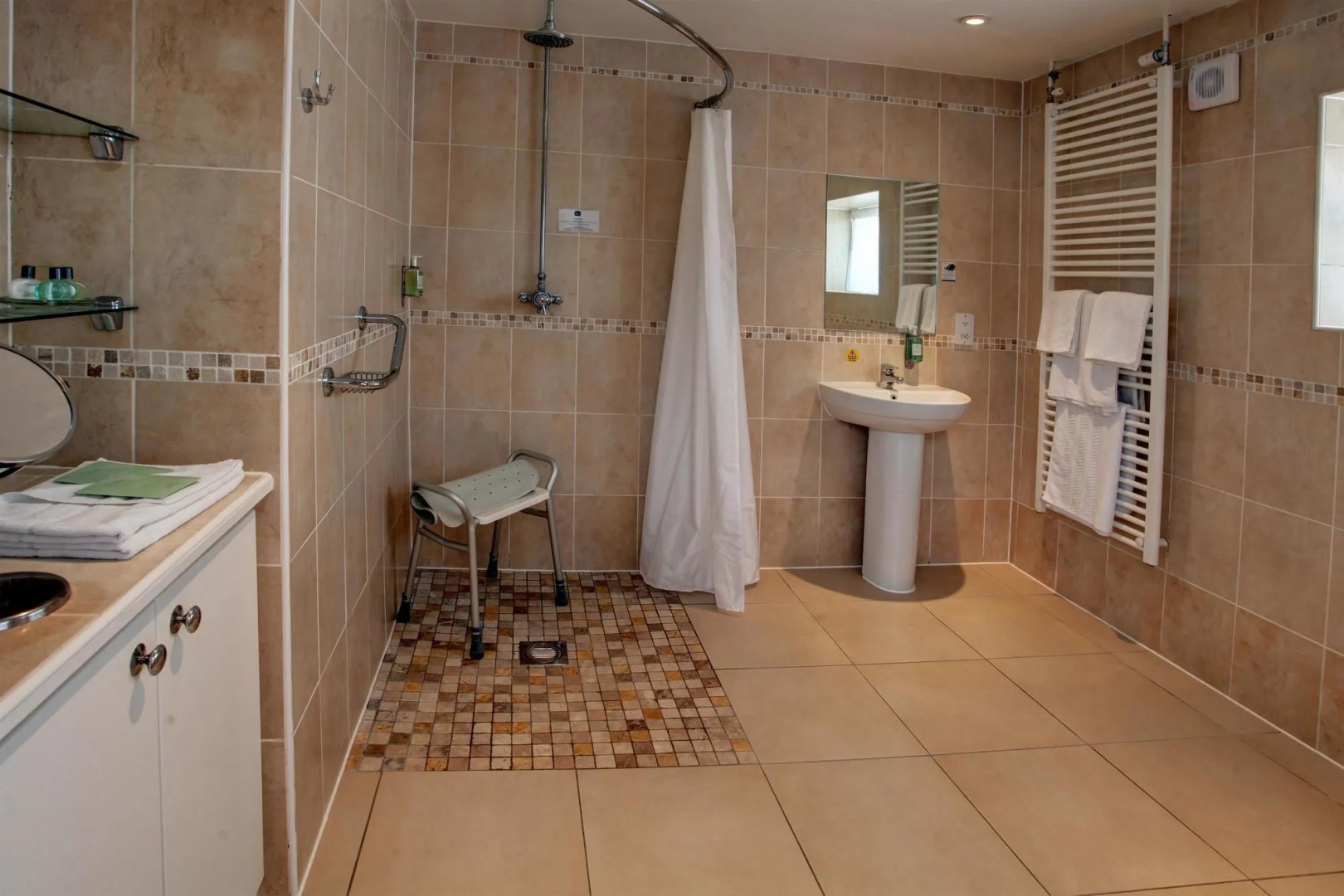 Pettifers Freehouse Hotel