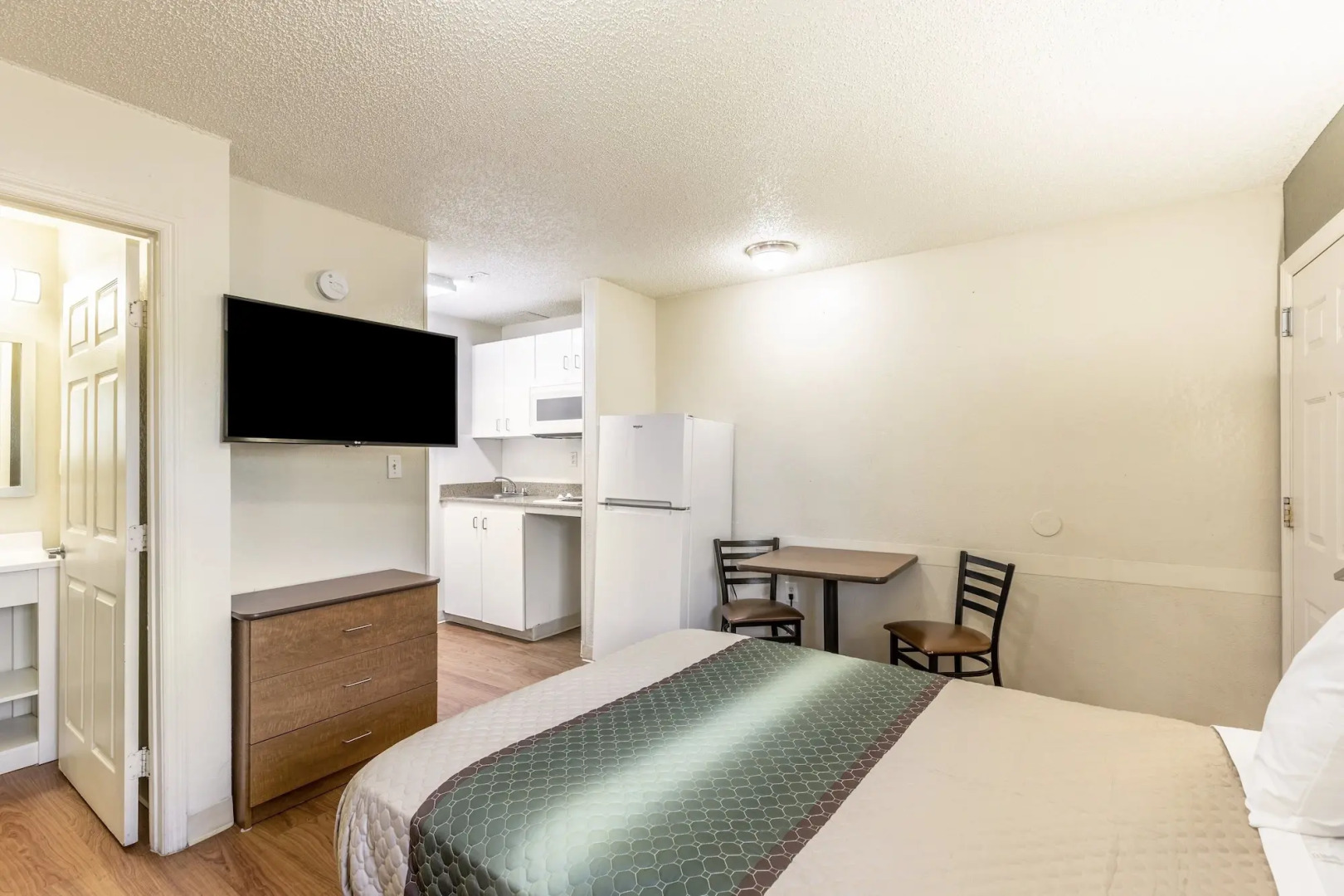 HomeTowne Studios by Red Roof Orlando - Casselberry