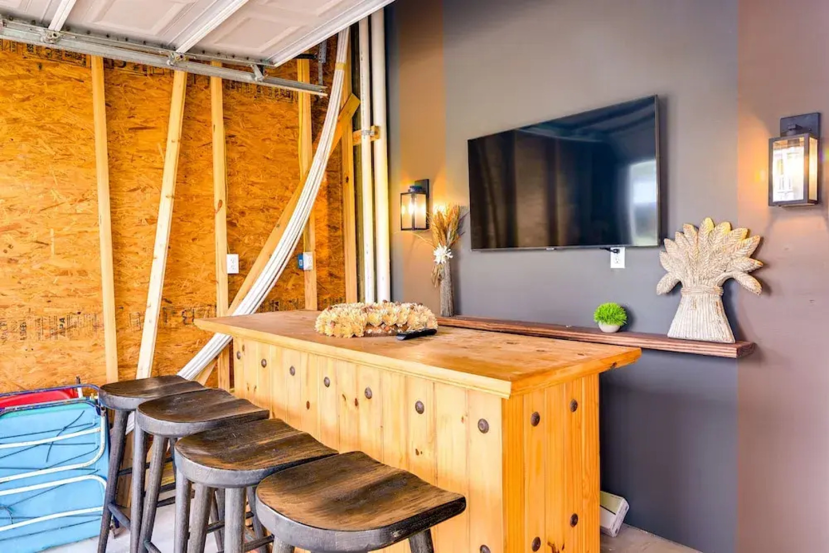 Chic Crystal Beach Home w/ Deck: Walk to the Ocean