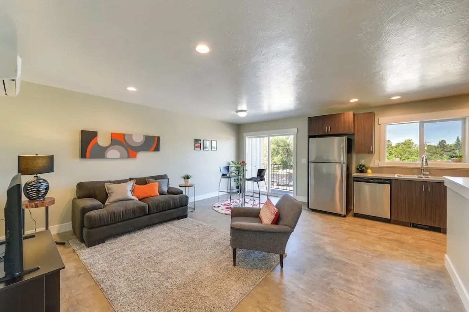 Modern Apt - 7 Mi to St. Anthony Sand Dunes!