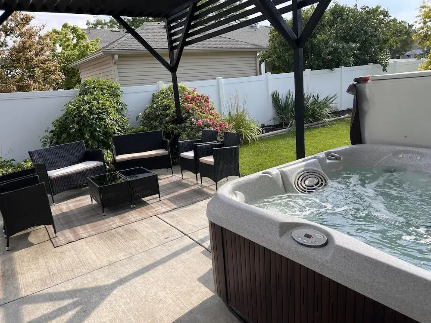 Cozy Corner Oasis With Hot Tub 4 Bedroom Home