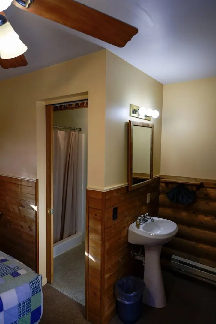 Twin Pines Lodge & Cabins