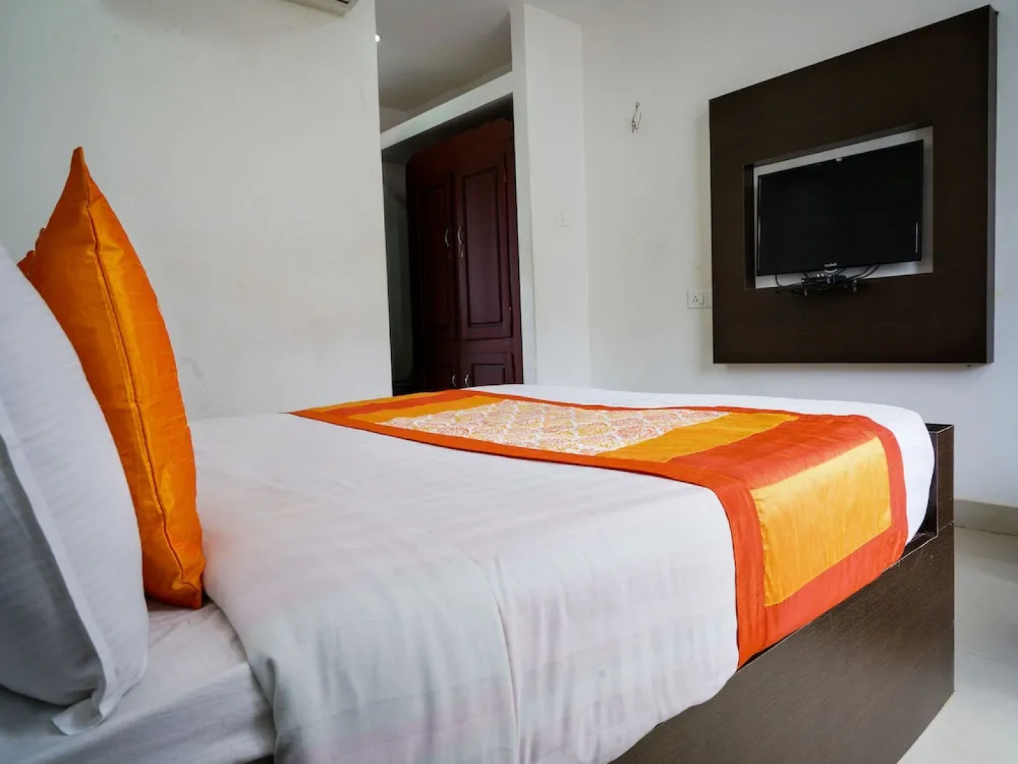 OYO 9932 Hotel Half Moon Residency