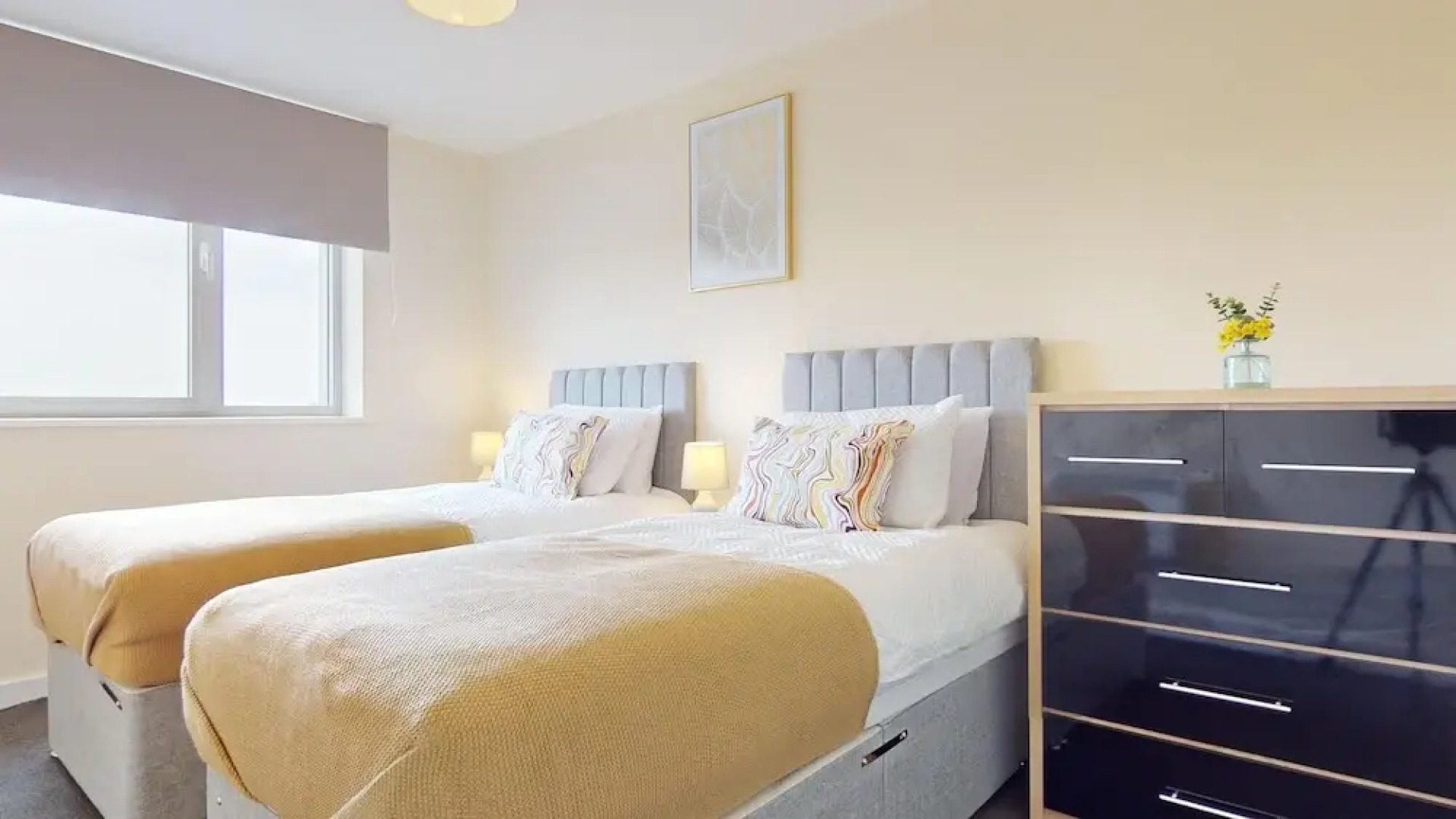 Basildon - 2 Bed Flat - Sleeps 5 - Near Station