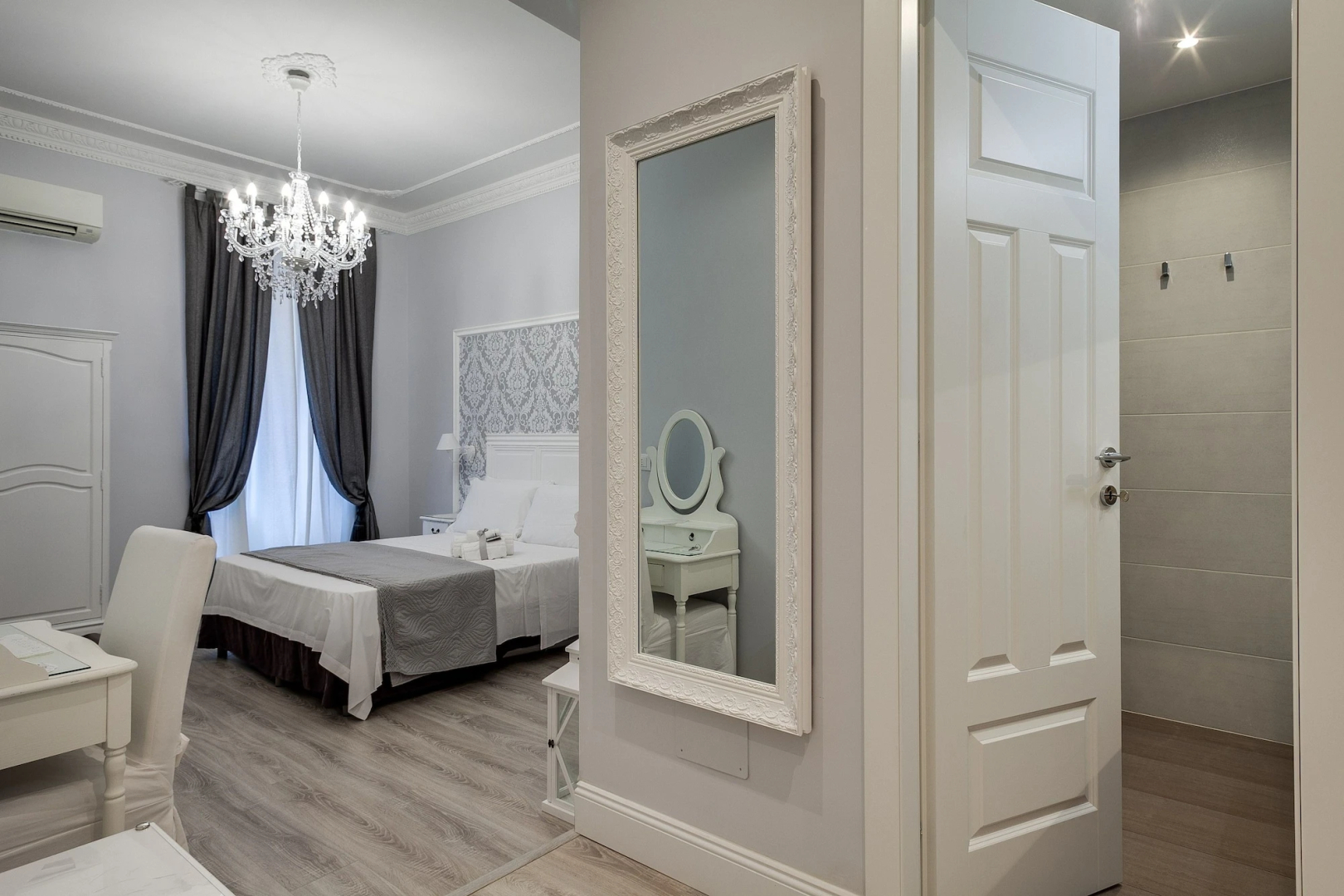 Charme & Chic Luxury