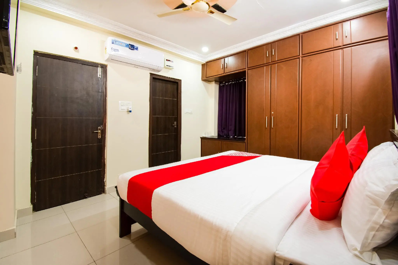 OYO 71081 Apple Guest Rooms