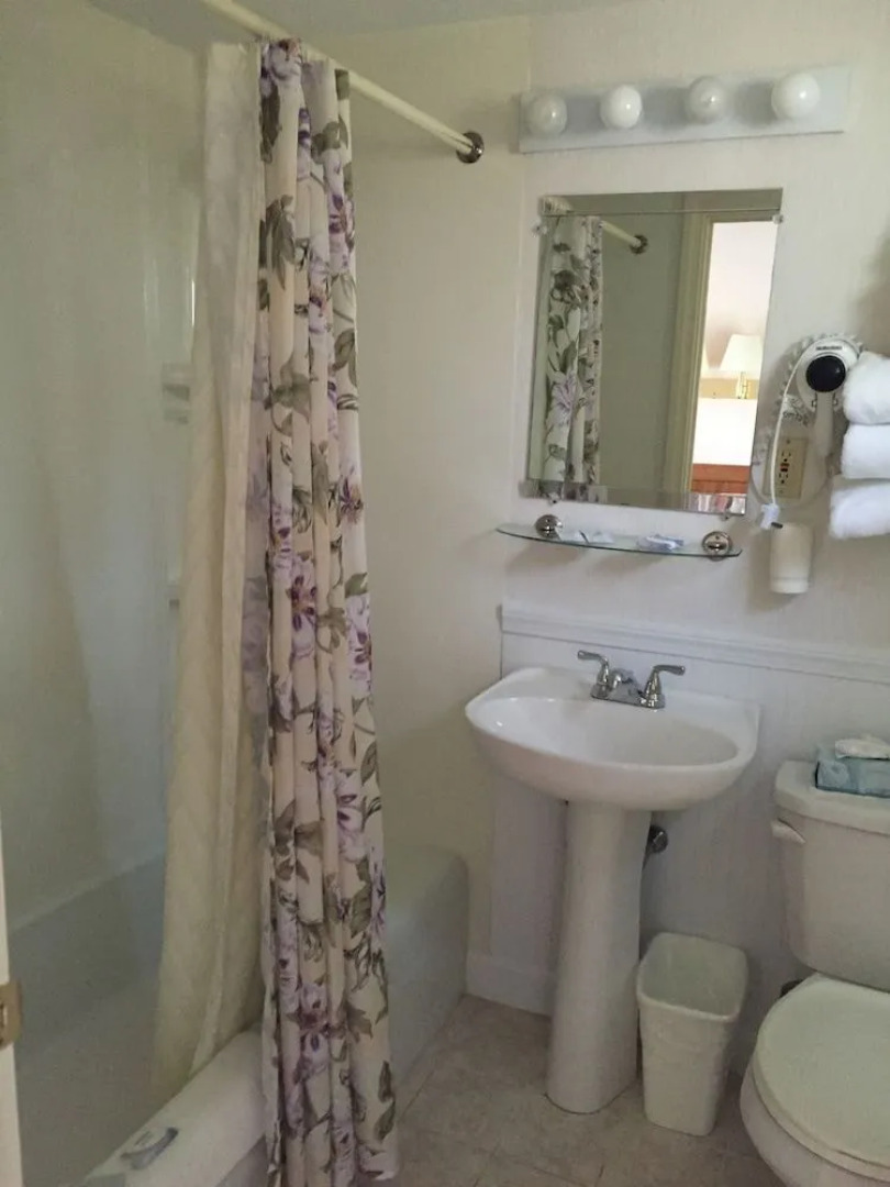 Midway Motel and Cottages