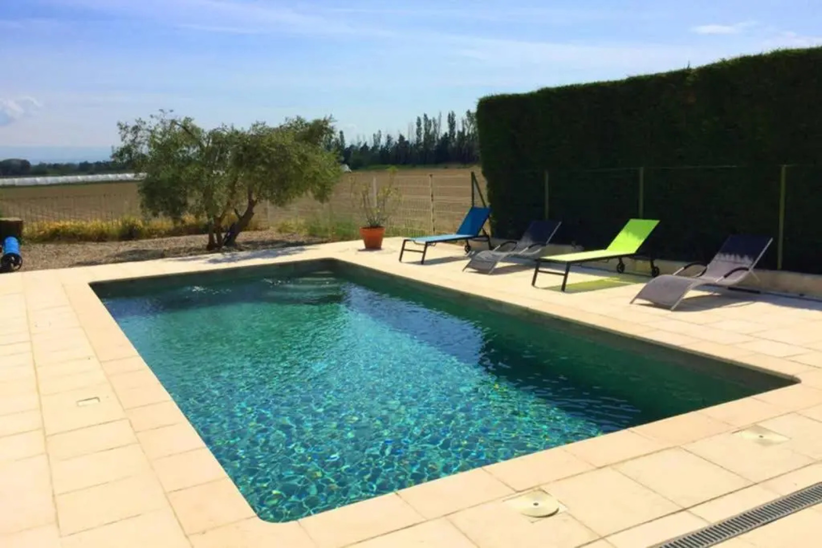 Partie d'une ferme provençale avec piscine privée, située proche d'Avignon, à Bédarrides, 6 prs, LS6-342-FRAGOUN