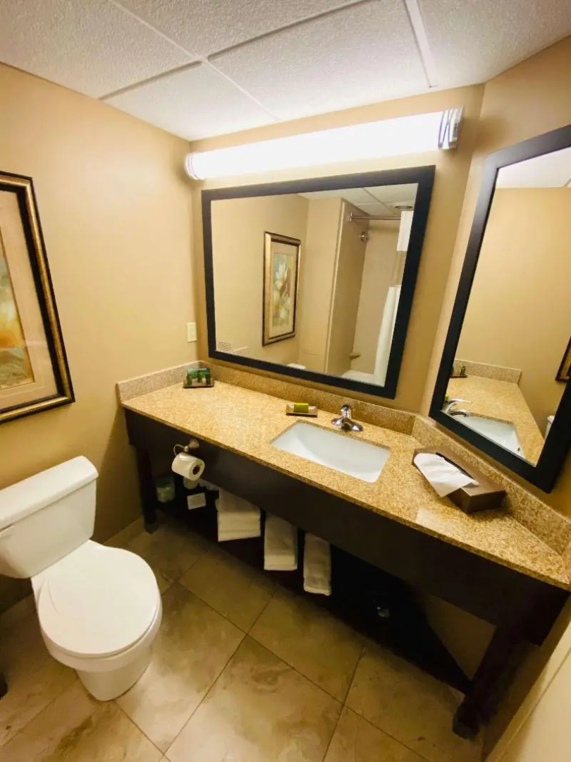 Fourwinds Lakeside Inn & Marina