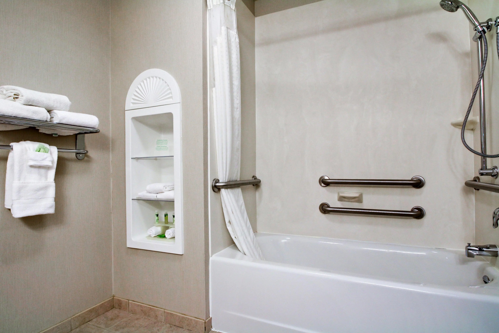 Holiday Inn Express Hotel & Suites Peru - Lasalle Area by IHG