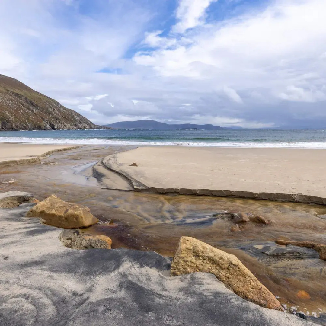 Detached Cottage Overlooking Lake in Connemara