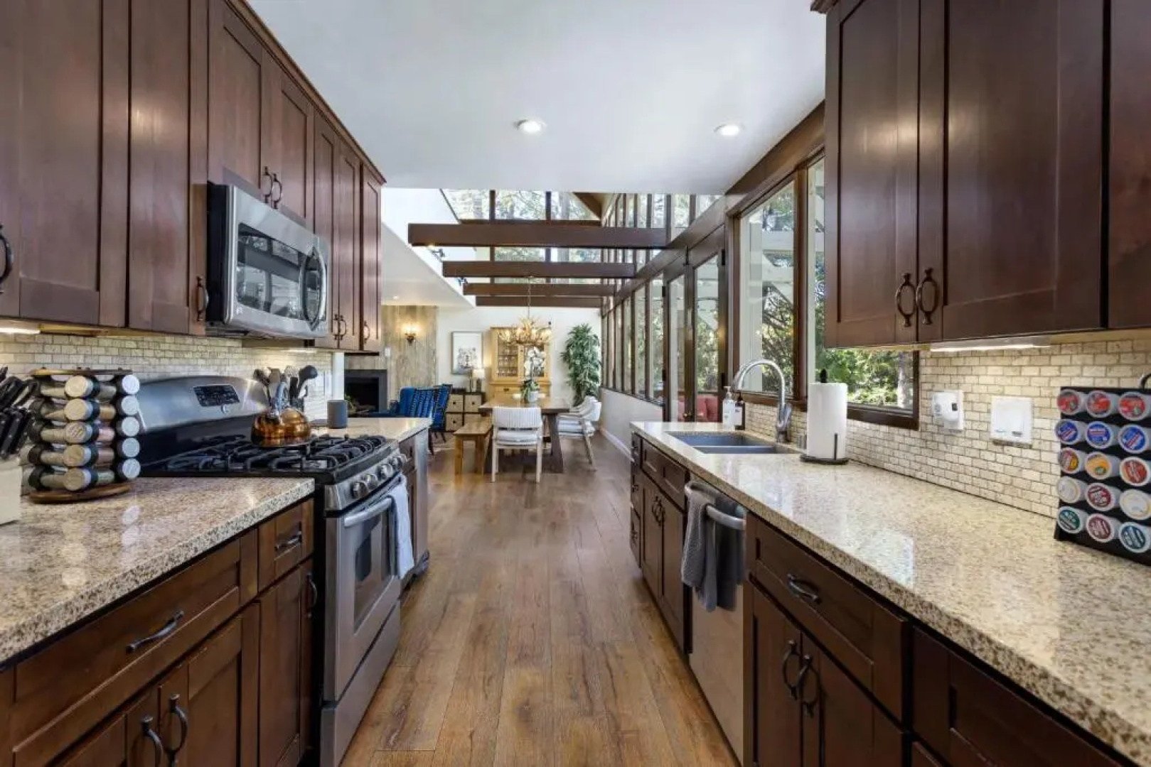 Snowflower Cabin Modern Luxe, 2 Level, 1500 sqft, AC, View, Dogs, Walk to Village