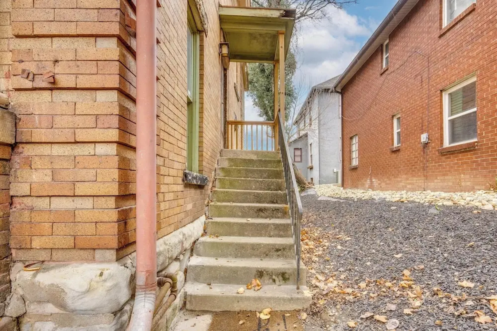 Walk to Garden & Restaurants: Zanesville Apartment