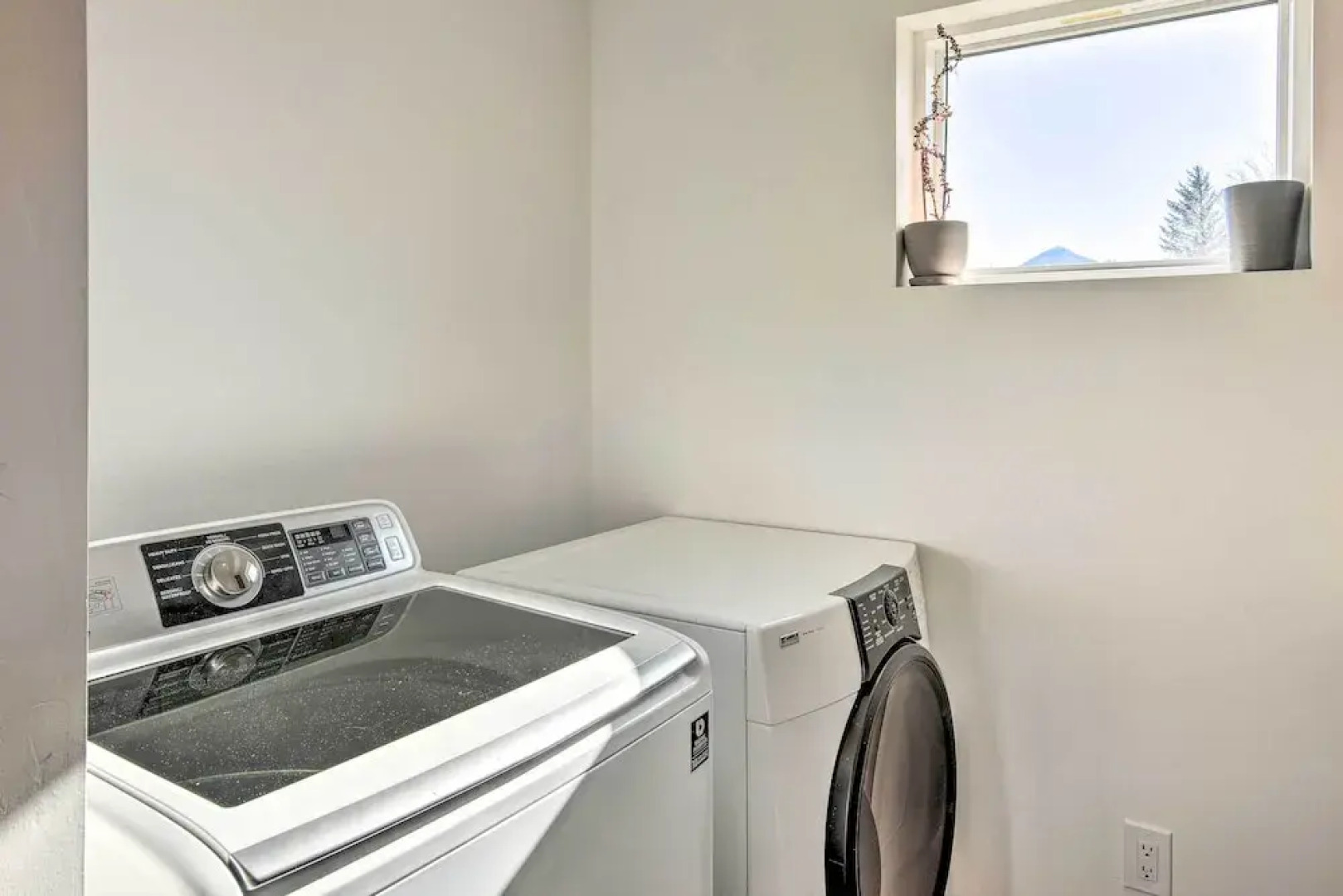 Beautiful Livingston Home w/ Mountain Views