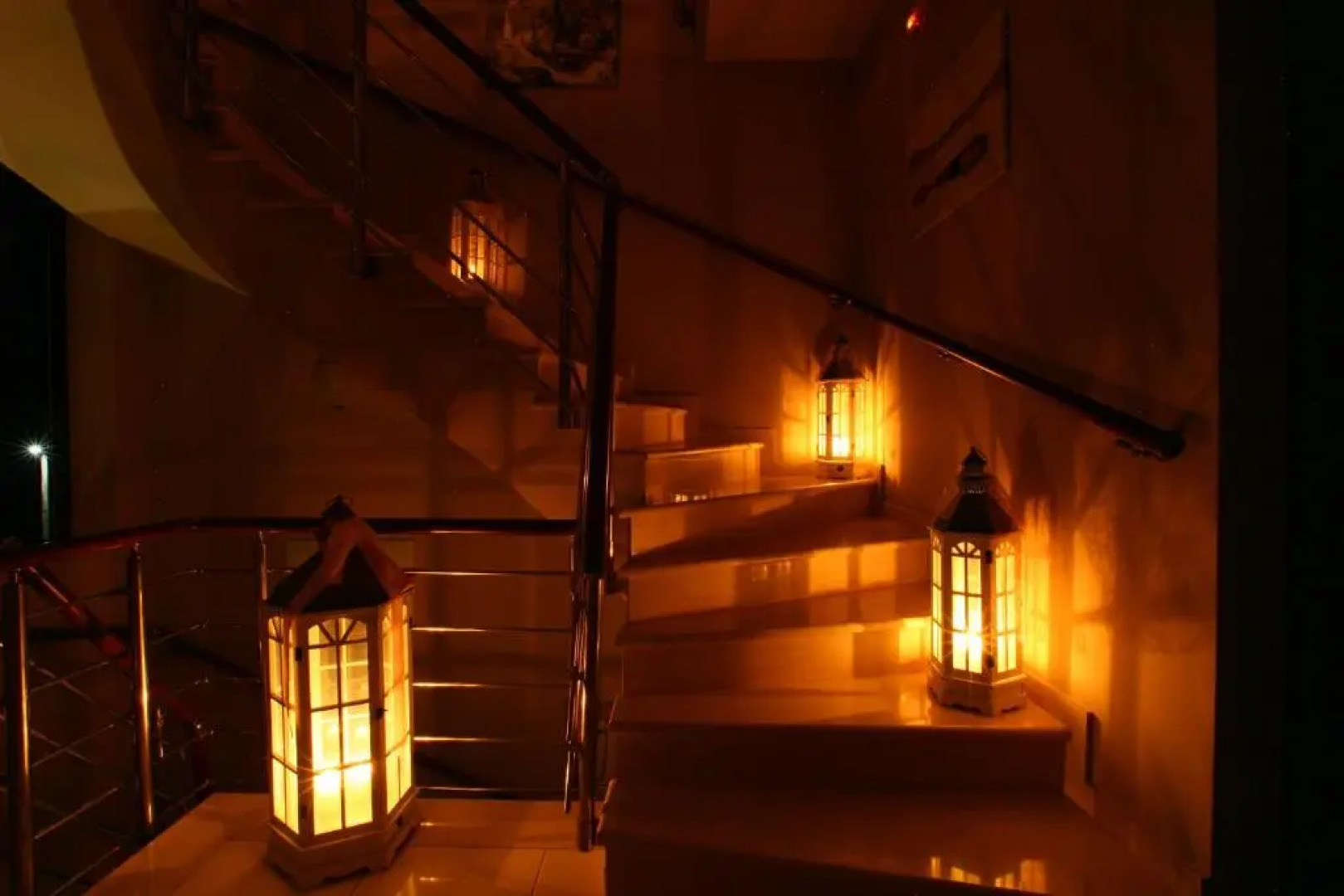 Faros Luxury Suites & Restaurant