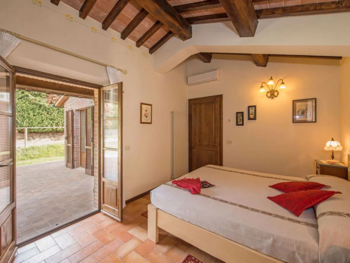 Hillside pretty Home 15695