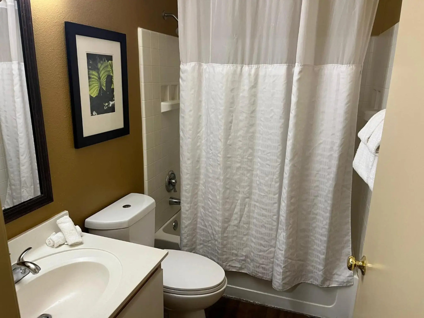 HomeTowne Studios & Suites by Red Roof Greensboro